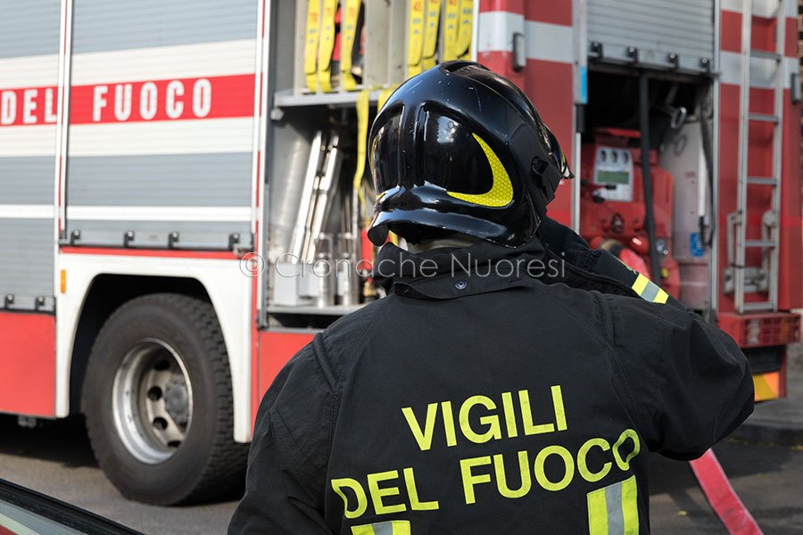 Nuoro. Si surriscaldano i freni e il camion va fuoco in galleria