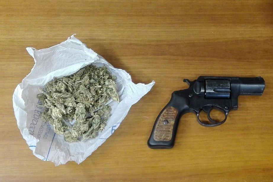 Una busta di marijuana e una pistola a tamburo rinvenuta in un vicolo