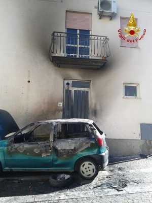 La Fiat Punto danneggiata dalle fiamme