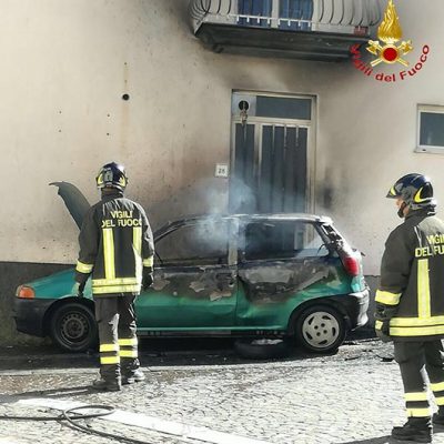 La Fiat Punto danneggiata dalle fiamme