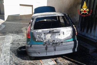 La Fiat Punto danneggiata dalle fiamme