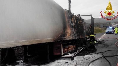 L'autoarticolato distrutto dalle fiamme
