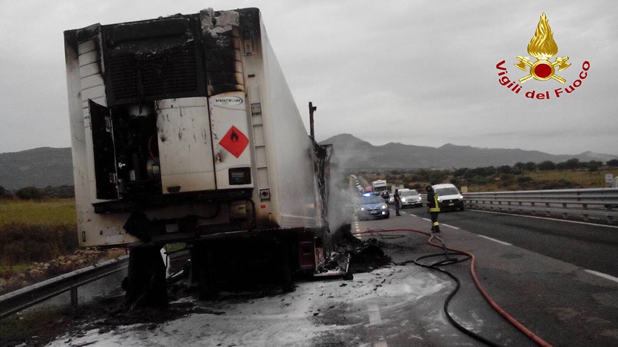 Scoppia una sospensione e un autoarticolato carico di cozze va a fuoco