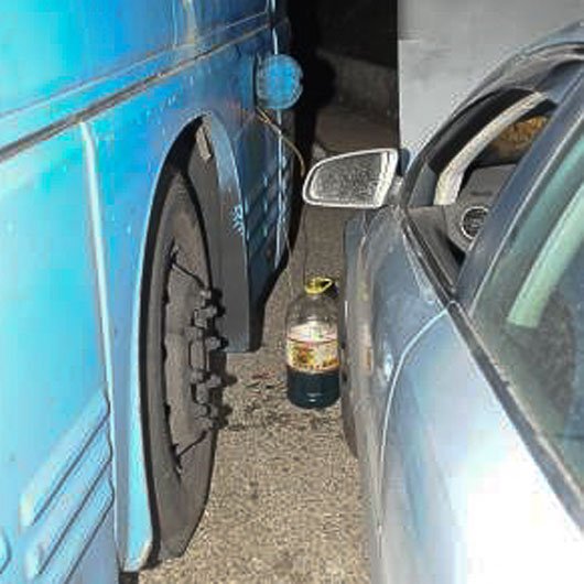 Arriva la Polizia mentre rubano gasolio dal pullman, fuggono lasciando l’auto e i cellulari sul posto: denunciati