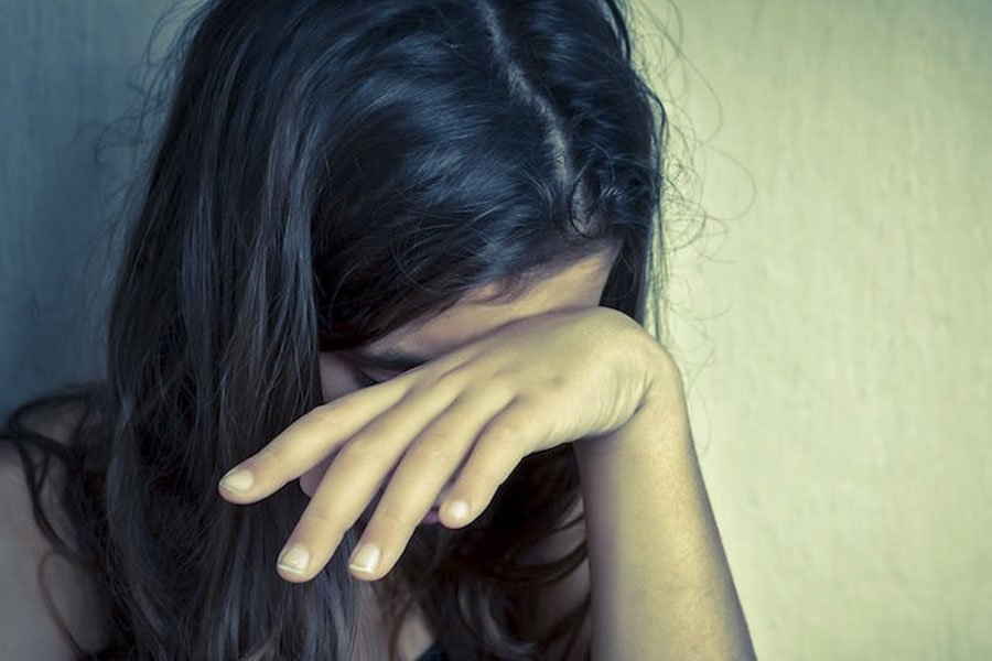 Adesca una bambina con la scusa del cane e si fa toccare nelle parti intime: 47enne nei guai