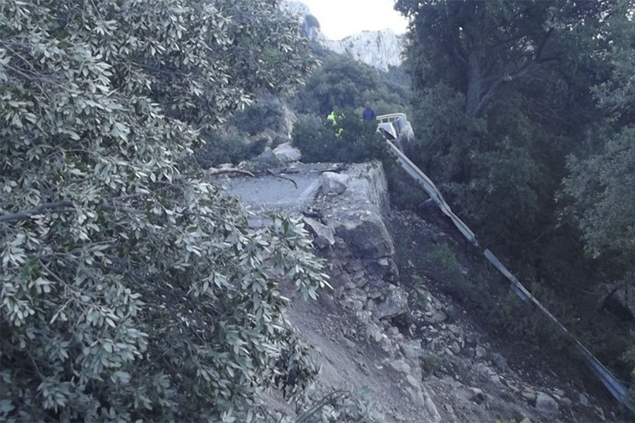 Oltre 30 metri di strada danneggiati dalla frana sull’Orientale sarda