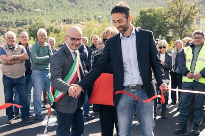 Il taglio del nastro per l'inaugurazione della nuova strada (foto Marco Seddone)