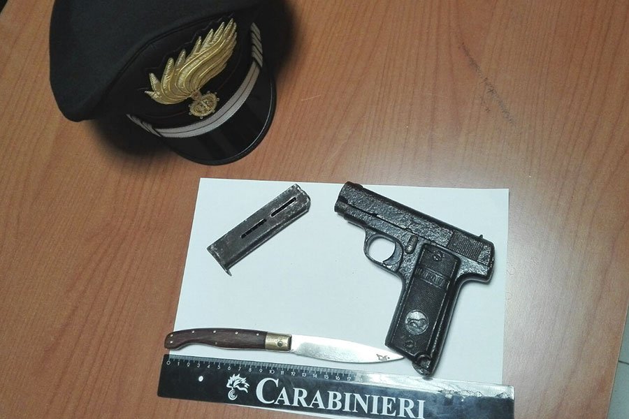 Armato di pistola e coltello, oppone resistenza ai Carabinieri in un posto di blocco: 63enne arrestato
