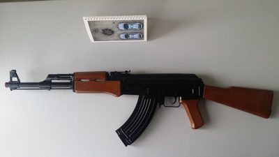 La replica di un Kalashnikov sequestrata ai due minorenni nuoresi