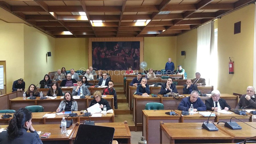 Biblioteca Satta: duro scontro in consiglio ma alla fine non cambia nulla