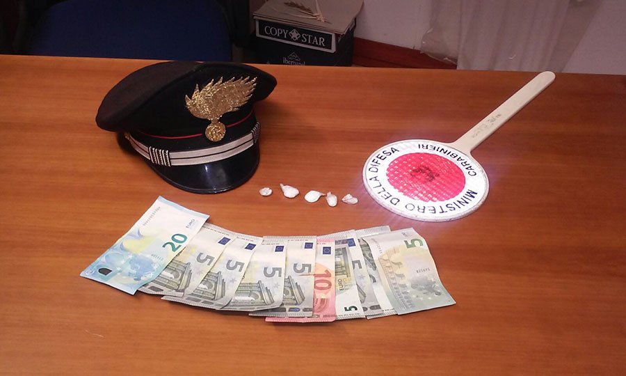 Ventenne “beccato” con alcuni grammi di cocaina e di marijuana: denunciato