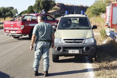 Il Corpo Forestale durante un incendio (Foto Cronache Nuoresi)