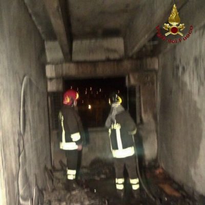 I Vigili del fuoco al lavoro sul luogo dell'incendio