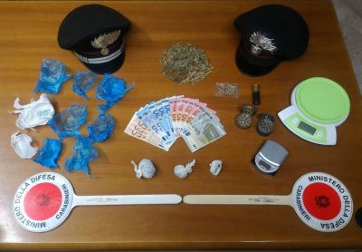 La droga e l'attrezzatura recuperata dai Carabinieri