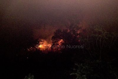 Le fiamme alle porte di Sarule (foto Angius)