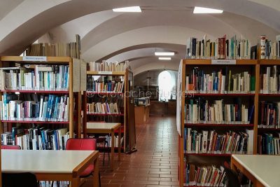 La sezione sarda della Biblioteca Satta (foto Cronache Nuoresi)