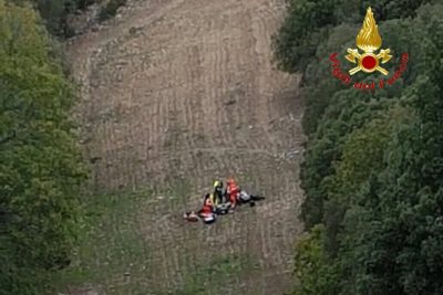 Un momento dei soccorsi al motociclista