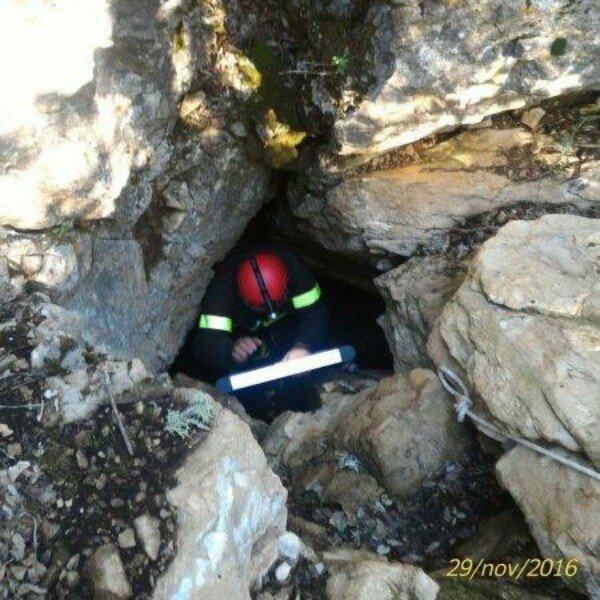 Sopralluogo dei Carabinieri nella grotta dove furono ritrovati i resti di Olianas