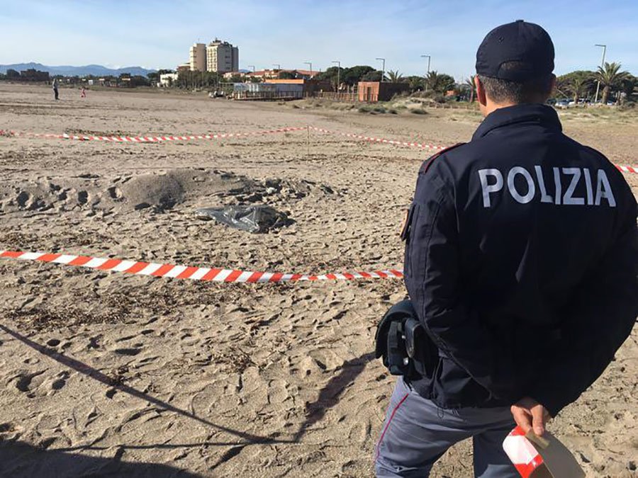 Cadavere senza arti e testa rinvenuto in spiaggia al Poetto