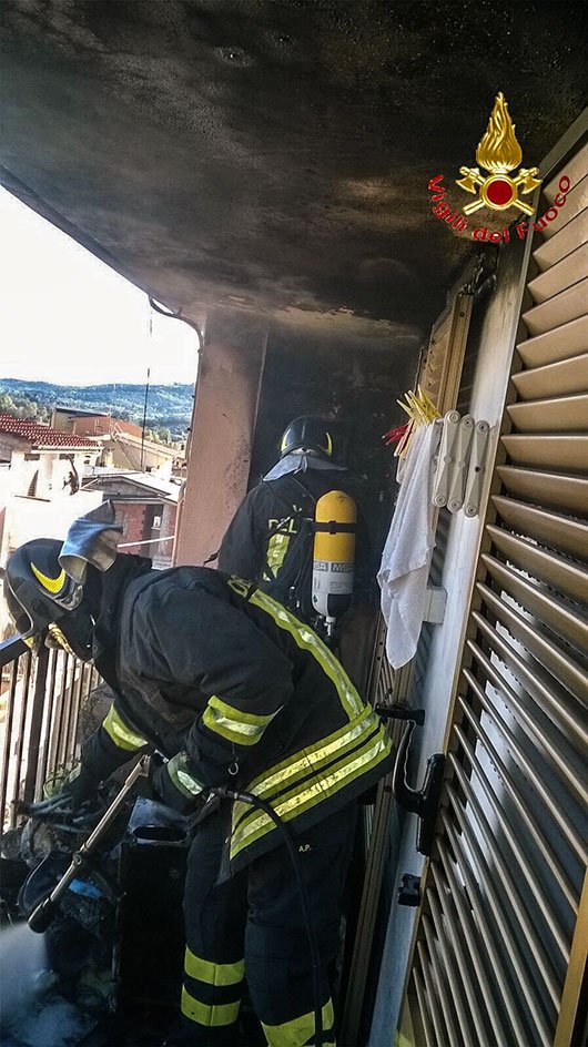 La lavatrice in cortocircuito e va a fuoco l’appartamento