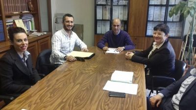 Il momento della firma tra i rappresentanti isittuzionali