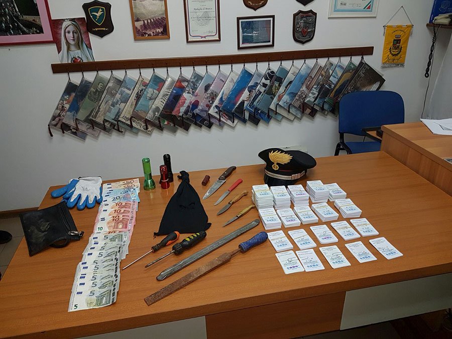 Rubano biglietti e contanti dalla stazione ARST, forzano un posto di blocco e aggrediscono i Carabinieri: tre giovani in manette