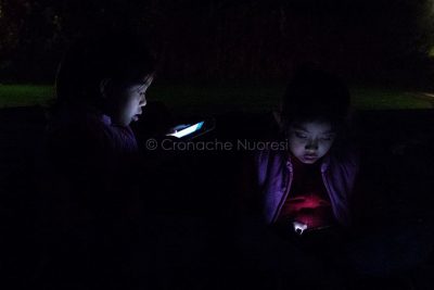 Adolescenti con lo smartphone (foto S.Novellu)