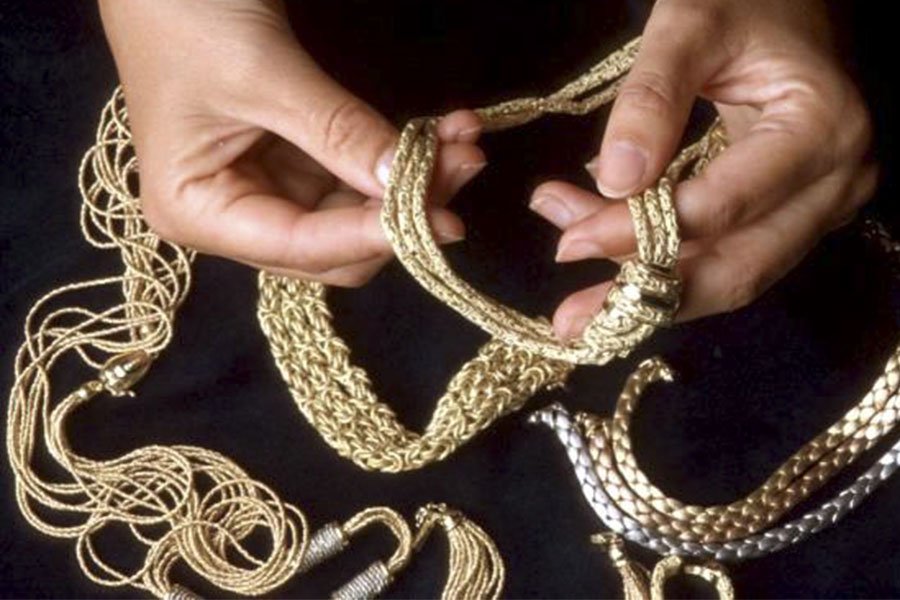 La donna delle pulizie si trasforma in ladra: in casa spariscono i gioielli
