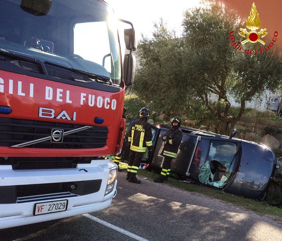 Auto esce di strada e si ribalta: due feriti