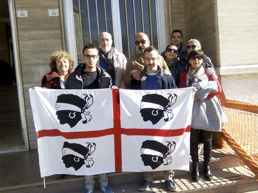 Anche a Nuoro bandiere listate a lutto per più donne in politica