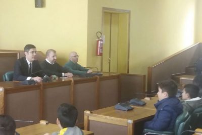 I giovani alunni in visita nella sala consiliare