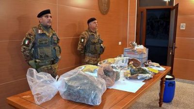 I Carabinieri con la droga sequestrata a Orgosolo