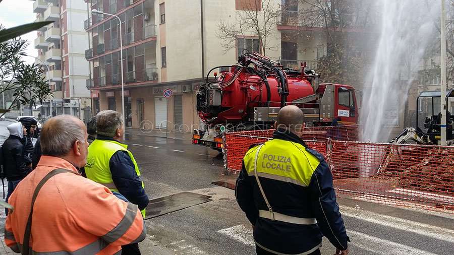 Nuoro. Danneggiata la condotta idrica durante i lavori. Il getto d’acqua supera i palazzi e traffico in tilt