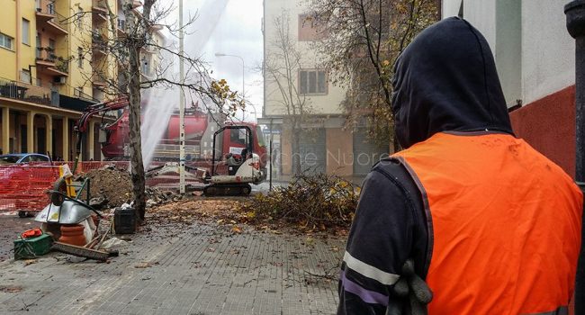 Il gettito d'acqua che fuoriesce dalla condotta in via Martiri della Libertà (foto S.Novellu)