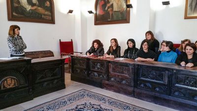 L'annuncio della stabilizzazione dei precari in Comune (Foto Cronache Nuoresi)