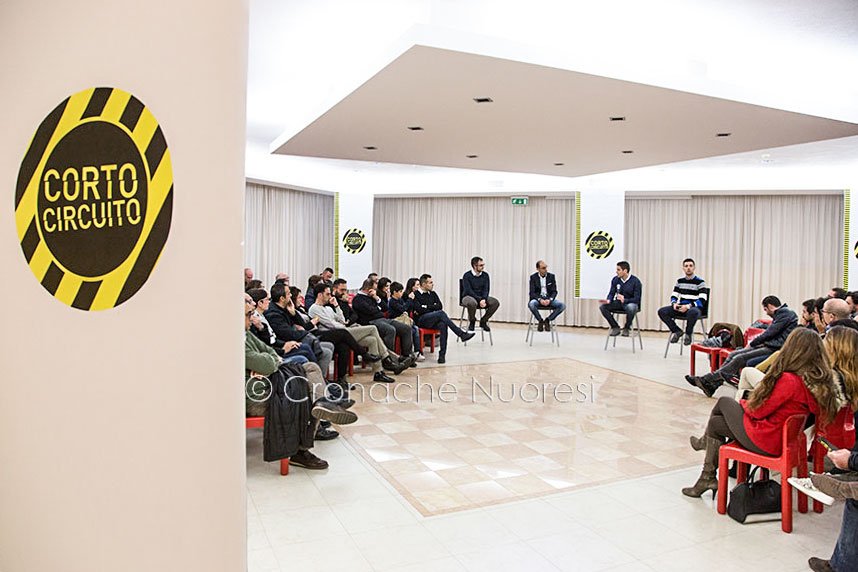 Cortocircuito: nel primo appuntamento una “scossa condivisa” da una sala gremita di persone