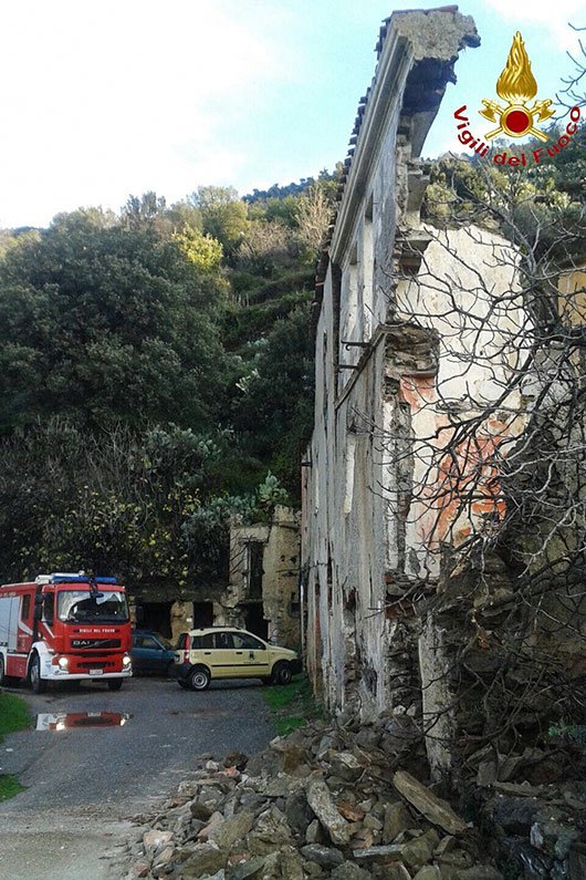 Gairo. Le vecchie abitazioni che si affacciano sulla SS 198 a rischio crollo: i Vigili del Fuoco interdicono l’area