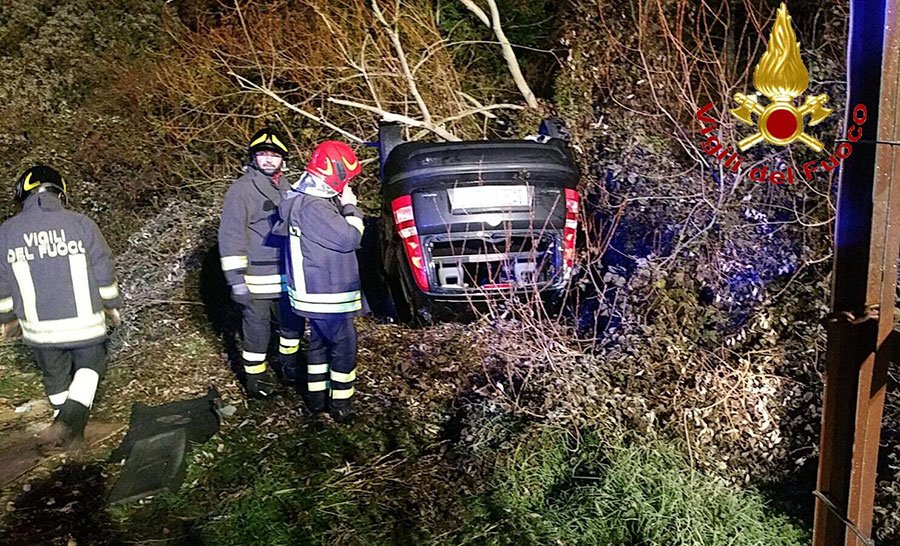 Perdono il controllo dell’auto che si ribalta: quattro ragazzi in ospedale