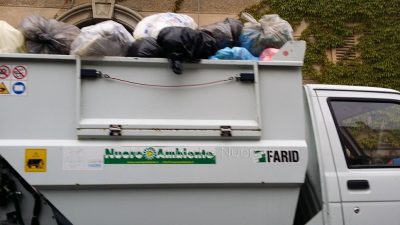 Un camioncino di Nuoro Ambiente (foto Cronache Nuoresi)
