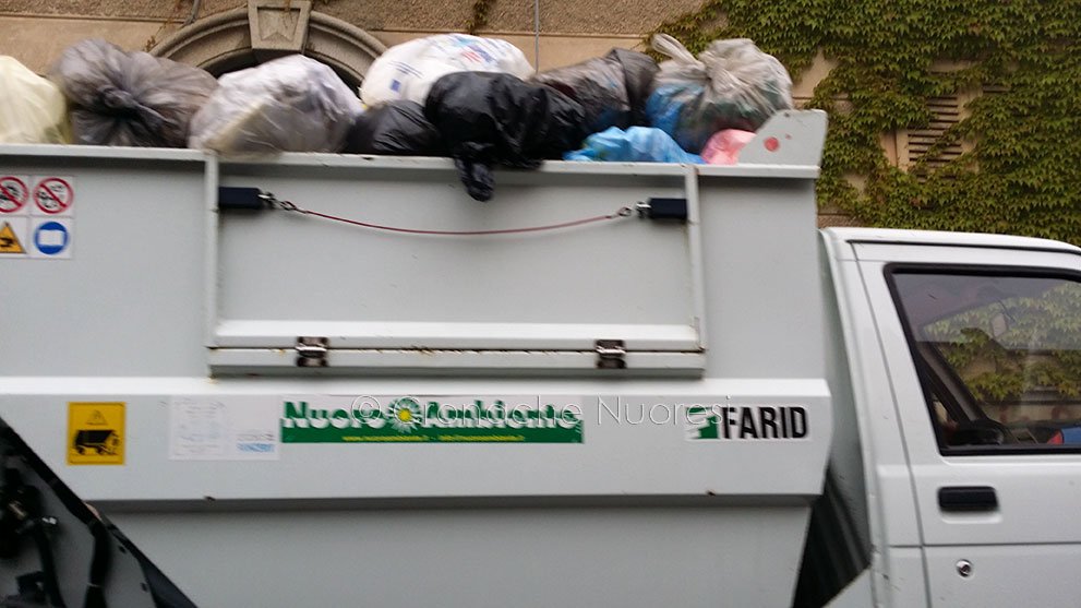 Gestione rifiuti in città illegittima: “Nuoro Ambiente esercita senza incarico ufficiale”