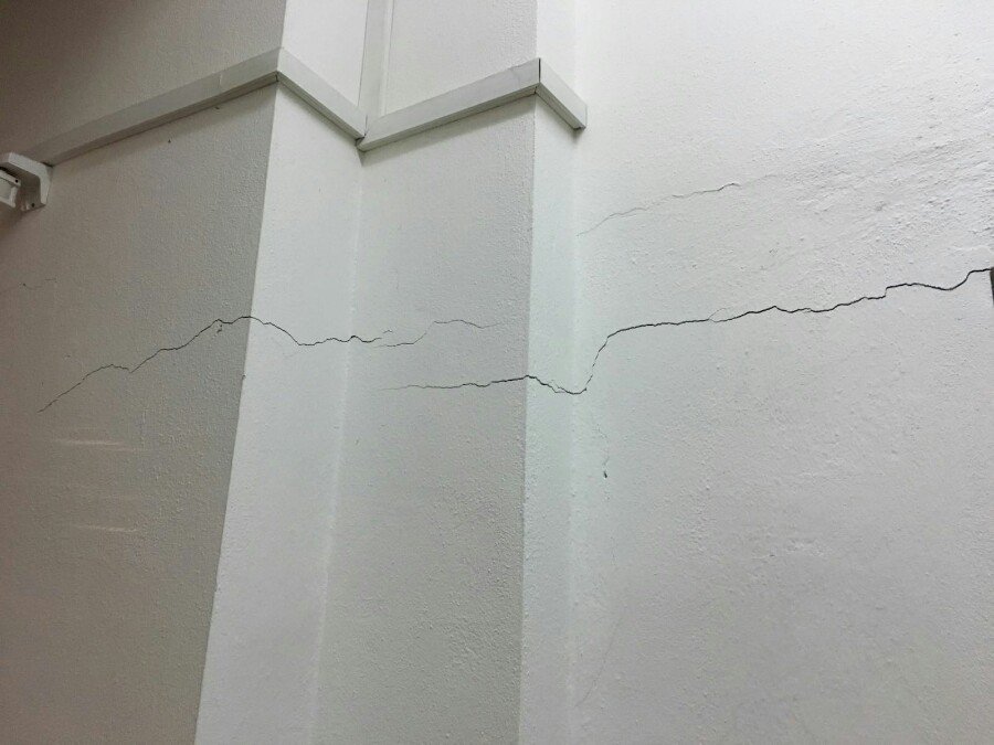 Orani. Cede muro della scuola media: alunni sf­rattati