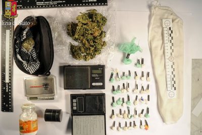 Il materiale sequestrato dalla Polizia