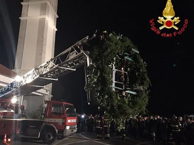 I Vigili del fuoco issano sulla croce una corona di fiori