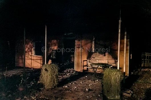 A fuoco un’abitazione e una roulotte: il rogo è doloso
