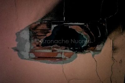 Danni all'abitazione dopo il rogo (foto VVF)