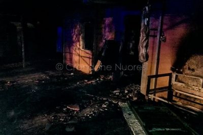 I resti dell'abitazione dopo il rogo (foto VVF)