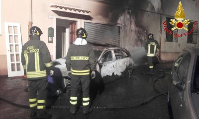 I Vigili del fuoco spengono il rogo