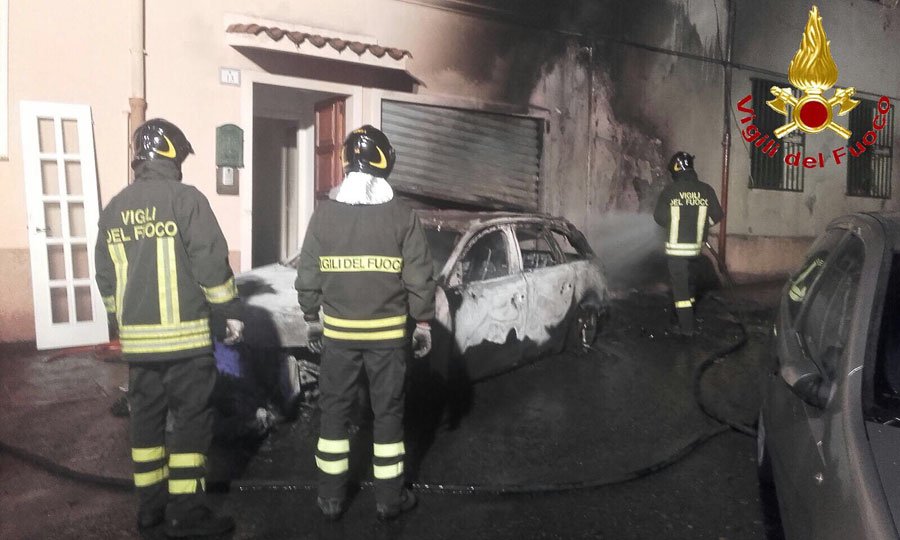 Nuoro. Incendio doloso di un’auto si propaga al garage: evacuata l’abitazione