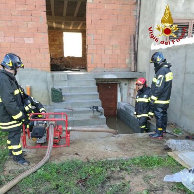 Intervento dei Vigili del fuoco in uno stabile allagato