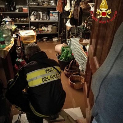 Intervento dei Vigili del fuoco in uno stabile allagato